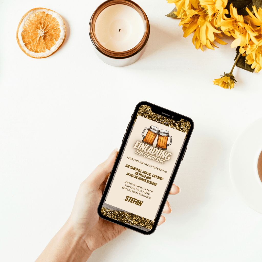 Rustikale Einladung für einen Geburtstag: Im Hintergrund ein Holztisch mit ein bisschen Glitzer, dadrauf ein helles Fenster mit zwei Maßkrügen , die symbolisch miteinander anstoßen. Darunter der große Schriftzug "Einladung" und der persönliche Einladungstext