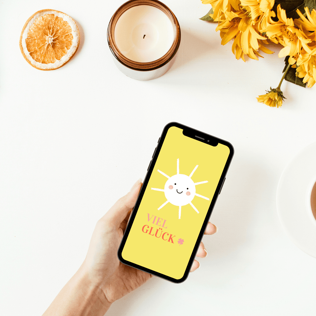 Tolle gelbe Grußkarte mit einer Sonne die ganz viel Glück wünscht. Versende eine papierlose Karte mit deinem Handy oder über whatsapp.