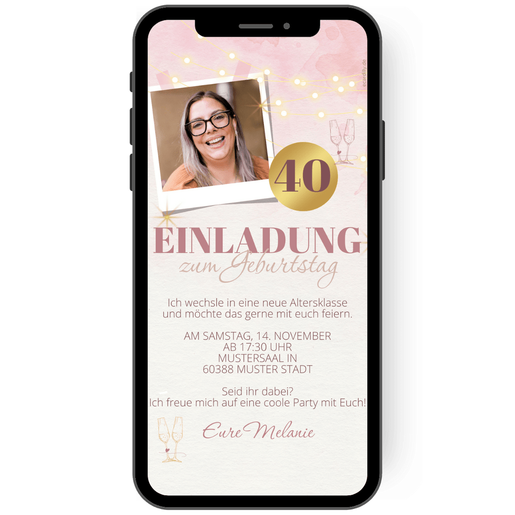 Edle Einladungskarte in rosa mit Farbverlauf in gold. Eine Lichtergirlande und Foto ist auf dieser Einladungskarte Frau zu sehen.
