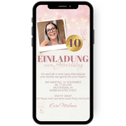 Edle Einladungskarte in rosa mit Farbverlauf in gold. Eine Lichtergirlande und Foto ist auf dieser Einladungskarte Frau zu sehen.