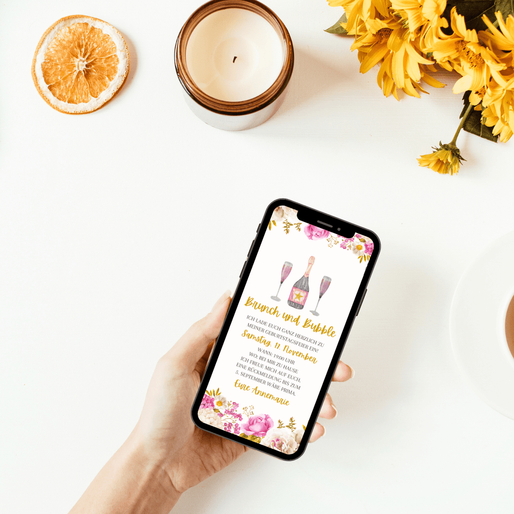 Eine Flasche Prosecco, zwei Sektgläser und viele Blüten in zarten Rosé- und Weißtönen sind die Designelement dieser Einladung mit dem Text "Brunch und Bubble". Digitale Einladungskarte für einen Brunch oder ein Frühstück mit Freundinnen.