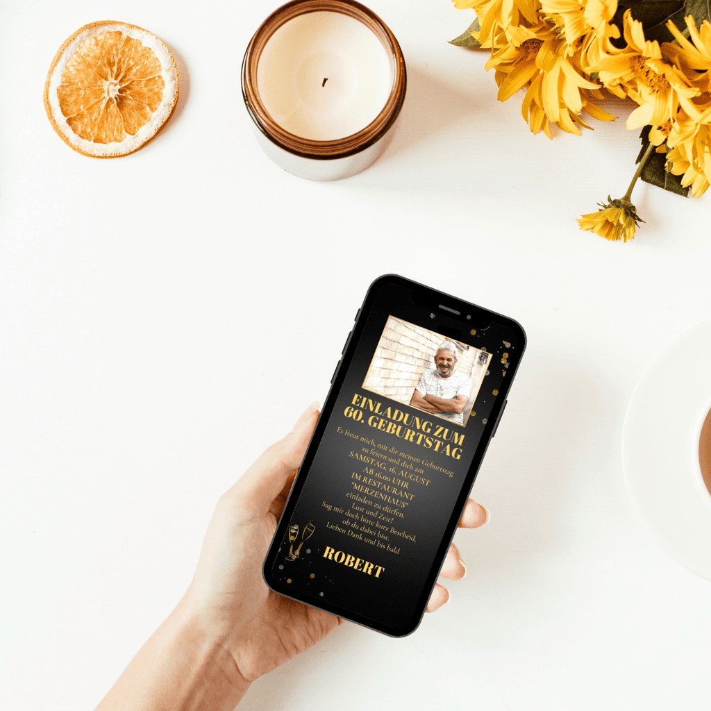 Einladungskarte als eCard versenden mit Fotos und goldenem Konfetti auf schwarzem Hintergrund.