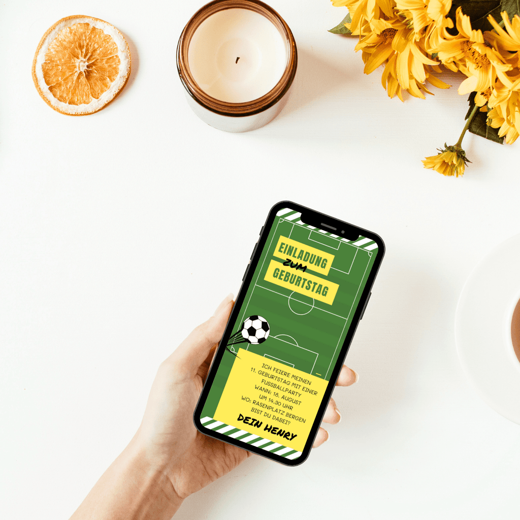 Einladung zum Motto - Geburtstag für Fußball-Fans: Ein grünes Fußballfeld mit Linien und einem schwarz-weißen Fußball zeigt allen Gästen schnell, worum es hier geht. Per eCard Gäste mobil, portofrei und mit wenig Aufwand einladen