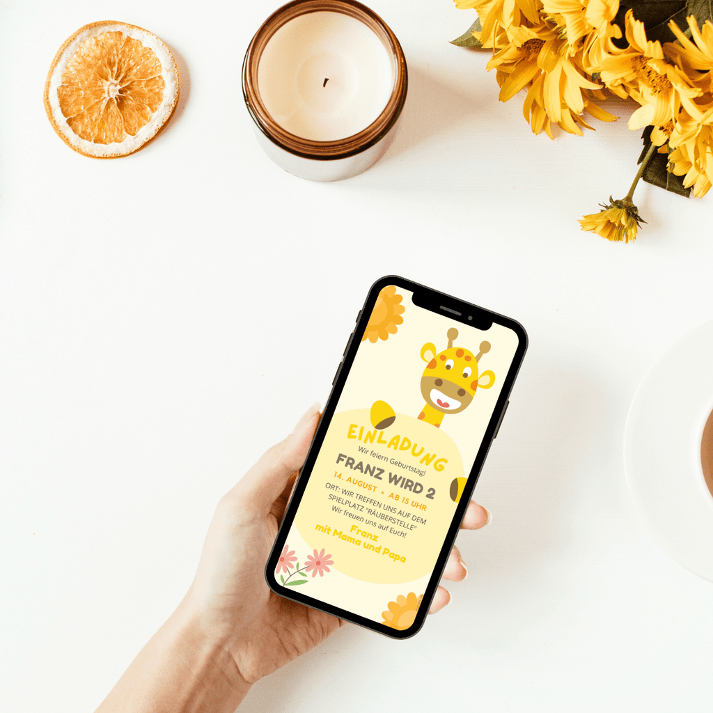 Gelb ist die dominierende Farbe dieser digitalen Einladungskarte für einen Kindergeburtstg. Als Motive sind eine Giraffe, eine Sonne, Blumen und der Einladungstext auf der Einladung. 