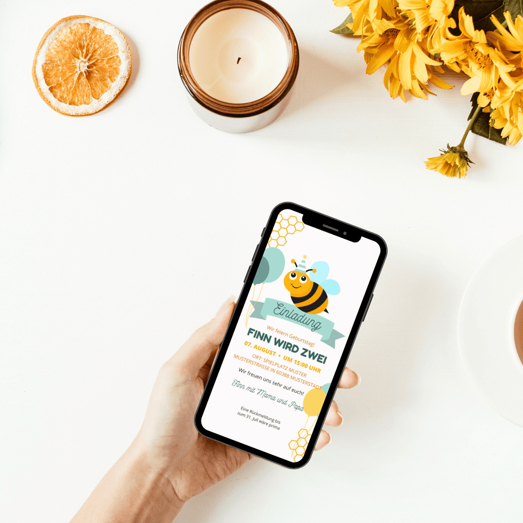 Digitale Einladung zum Kindergeburtstag mit kleiner Biene und hellen Farben und bunten Ballons