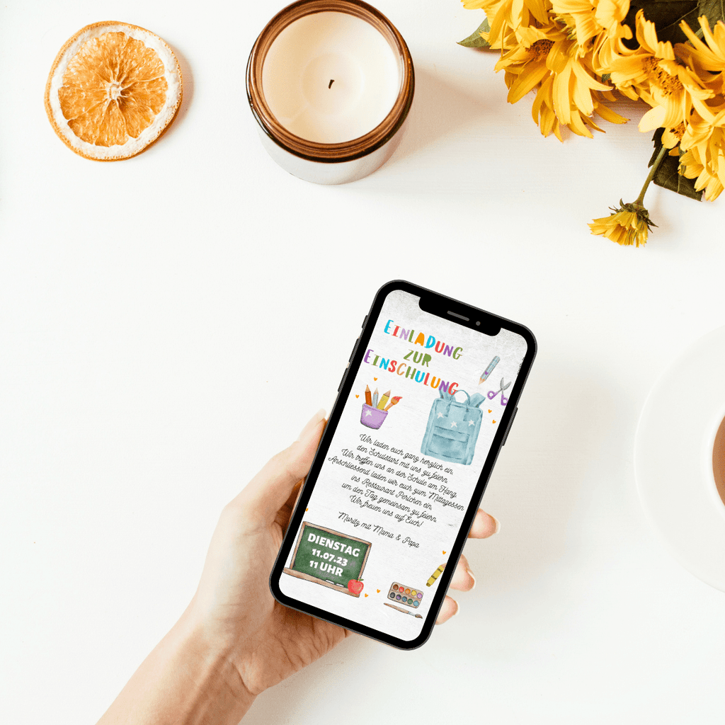 ecardilly präsentiert stolz die neueste digitale Einladung in Form einer lebendigen Onlinevorlage – eine bunte Fotoeinladungskarte für den aufregenden Schulstart deines Kindes zur Einschulung. Gestalte unvergessliche Erinnerungen, während wir den Weg in die aufregende Schulzeit feiern! 