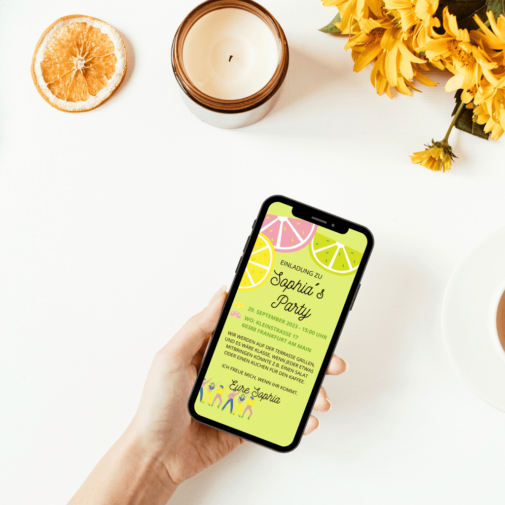 Je eine Schiebe von Grapefruit, Orange und Zitrone auf einer Einladung zu einer erfrischenden Party. Alle Infos zu dem Fest steheh auf der Einladungskarte, auf der im unteren Bereich ein paar Menschen fröhlich tanzen