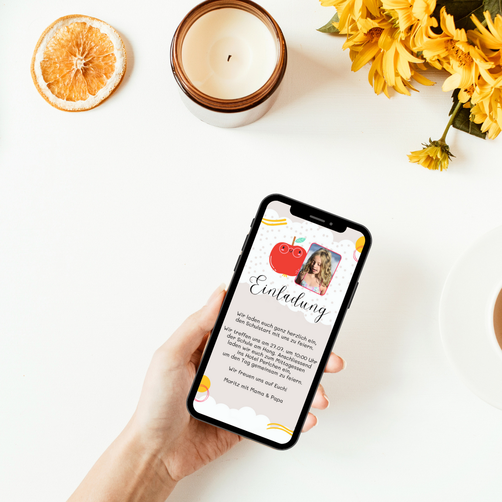 Digitale WhatsApp Einladung zur Einschulung mit Apfel und Foto