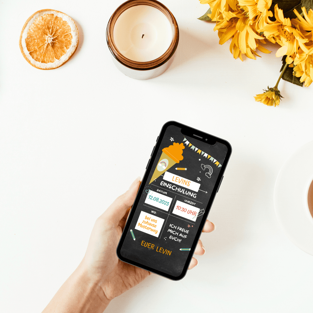 inladungskarte zur Einschulung in Tafeloptik mit einer tollen Schultuete in orange gelb. Diese tolle Einladungskarte kann man selbst beschriften. Ganz einfach downloaden und bearbeiten de