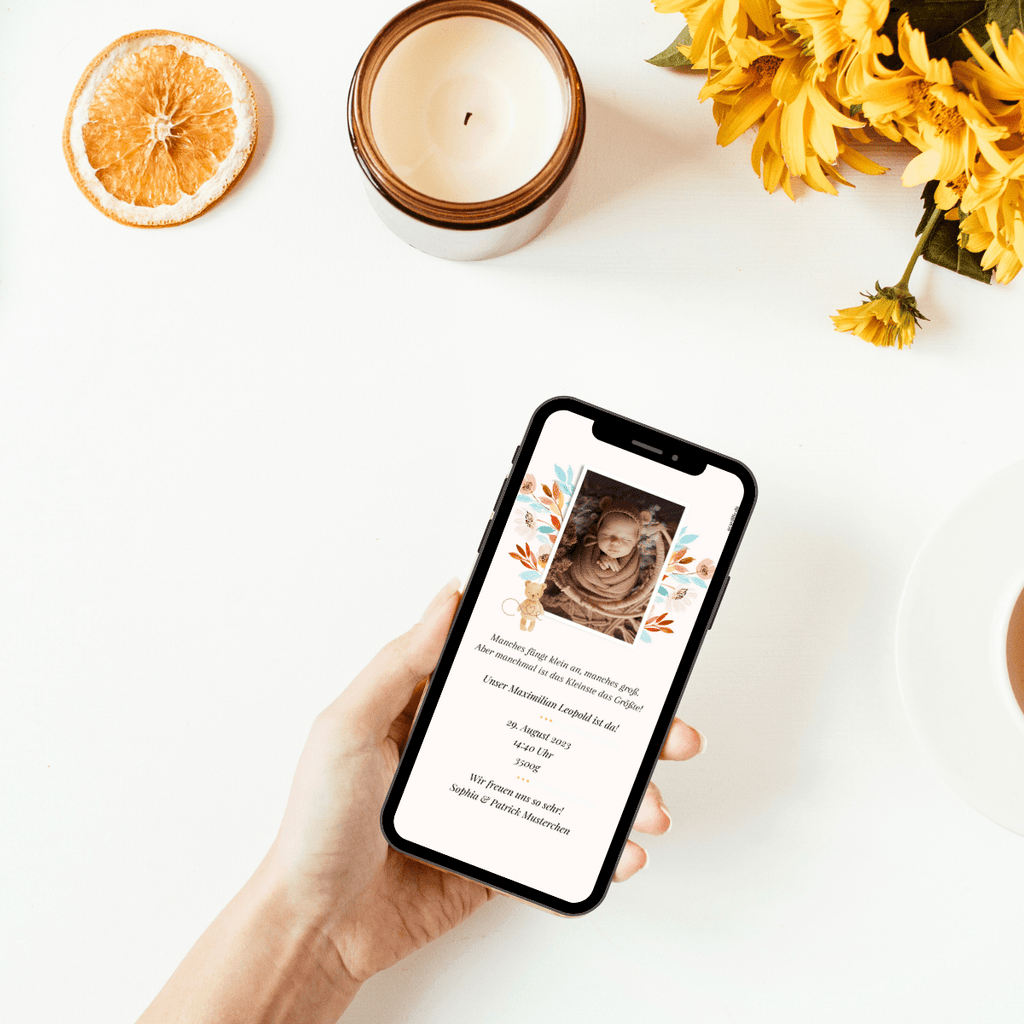 Tolle digitale Babykarte zur Verkuendung der Geburt deines Babys mit floralen Mustern und kleinem Bär.