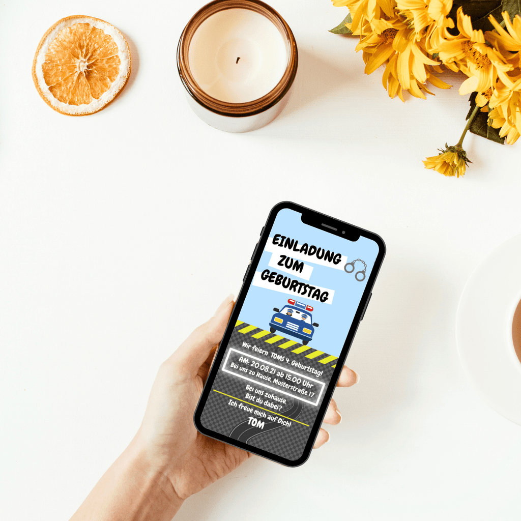 Einladungskarte für Polizei-Kindergeburtstag: Als zentrales Motiv fährt ein Streifenwagen mit Polizist*innen über dem Einladungstext.
