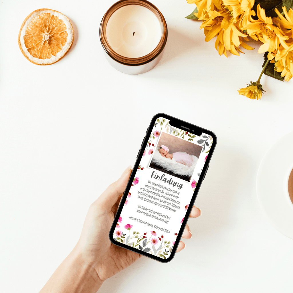 Digitale Taufeinladung mit Foto und pinken kleinen Blumen