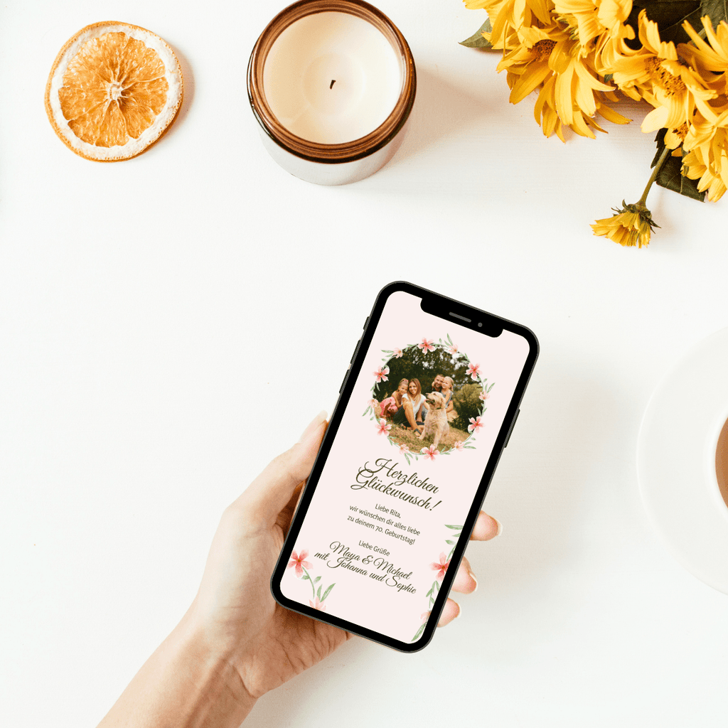 Tolle Glückwunschkarte zum Geburtstag mit Foto und persönlichem Text. Die Karte ist rosa und hat Blumenranken um das Foto.