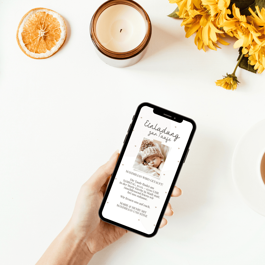 Babykarte in beige mit kleinen Herzen und einem Foto. Liebevolles Layout.