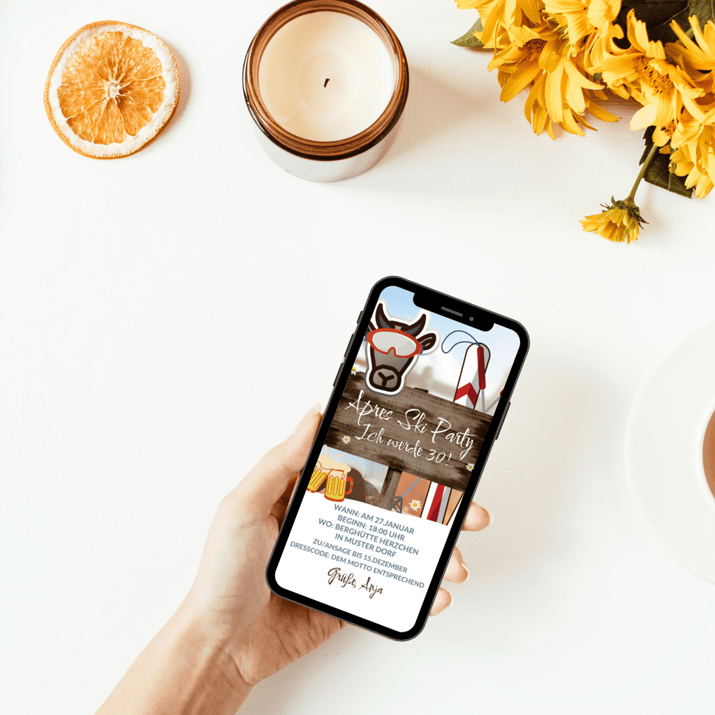 Einladungskarte für eine Apres-Ski-Party. Der Anlass steht zentral auf einem rustikalen Holzbrett mitten auf der Einladung. Eine Kuh mit Skibrille, Ski plus Stöcke und zwei Biergläser sind als Motive auf der papierlosen Geburtstagseinladung abgebildet