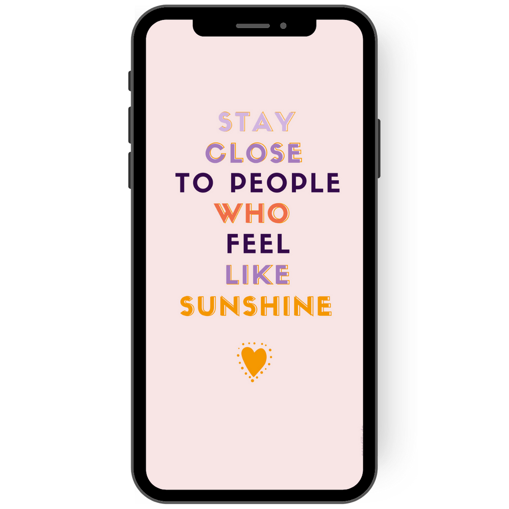 eCard in Rosé mit dem klaren Schriftzug "Stay close to people who feel like sunshine" und einem kleinen Herz, um das viele Punkte wie kleinen Sonnenstrahlen leuchten