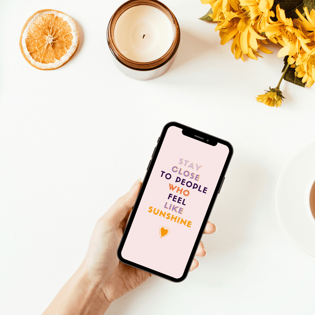 eCard in Rosé mit dem klaren Schriftzug "Stay close to people who feel like sunshine" und einem kleinen Herz, um das viele Punkte wie kleinen Sonnenstrahlen leuchten