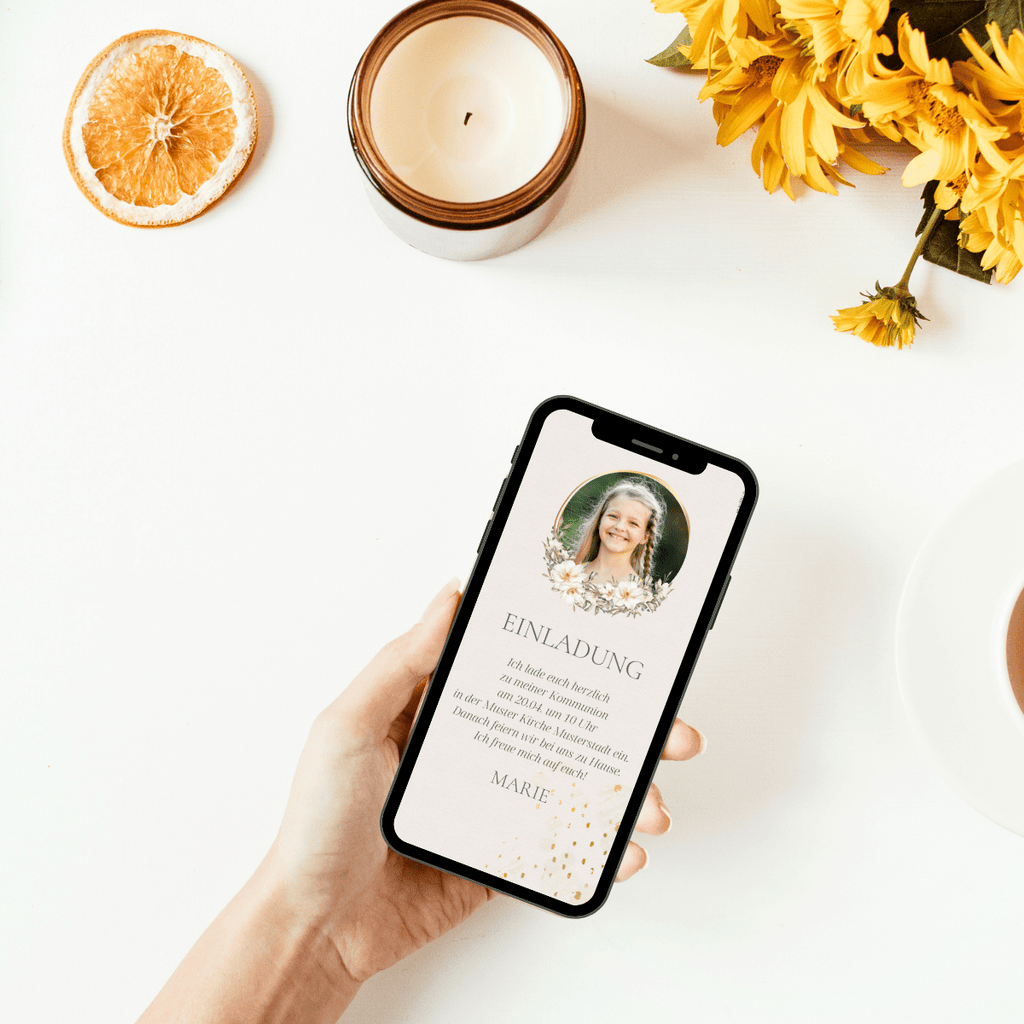 Verschicke eine stilvolle eCard zur Kommunion mit unserem einladenden Design: Ein Foto mit edlem Goldrahmen und zarten Blumenranken, umgeben von goldenem Konfetti, auf rustikalem Kraftpapier. Deine Einladung wird so besonders und einladend wie der Anlass selbst. de