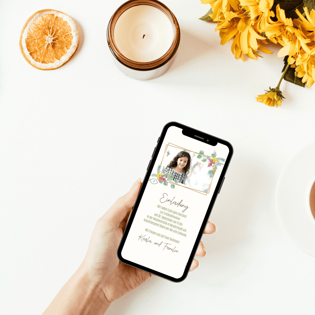 Wunderschöne Einladungskarte zur Kommunion mit Foto und bunten blumen die sich um einen goldenen Bilderrahmen ranken.