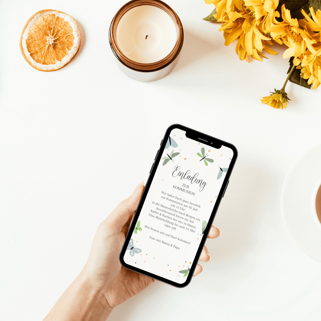 Einladungskarte zur Kommunion mit kleinen bunten Schmetterlingen und bunten Konfettipunkten. Der Hintergrund ist aus Leinenpapier Strukturpapier und individuellem persönlichen Text.