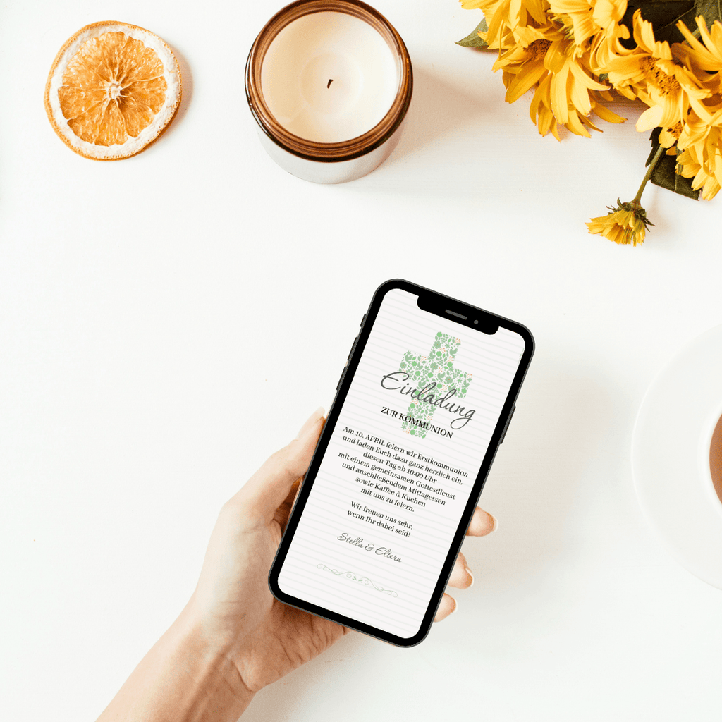 Ein großes Kreuz, gestaltet aus Blüten, Blättern und Tauben, ist in zarten Grüntönen das bildliche Element auf dieser Einladung zur Firmung. Der Schriftzug "Einladung zu Firmung" kann gerne durch Kommunion, Taufe, Konfirmation ersetzt werden. Alle wichtigen Details, was wann wo gefeiert wird, stehen im Einladungstext