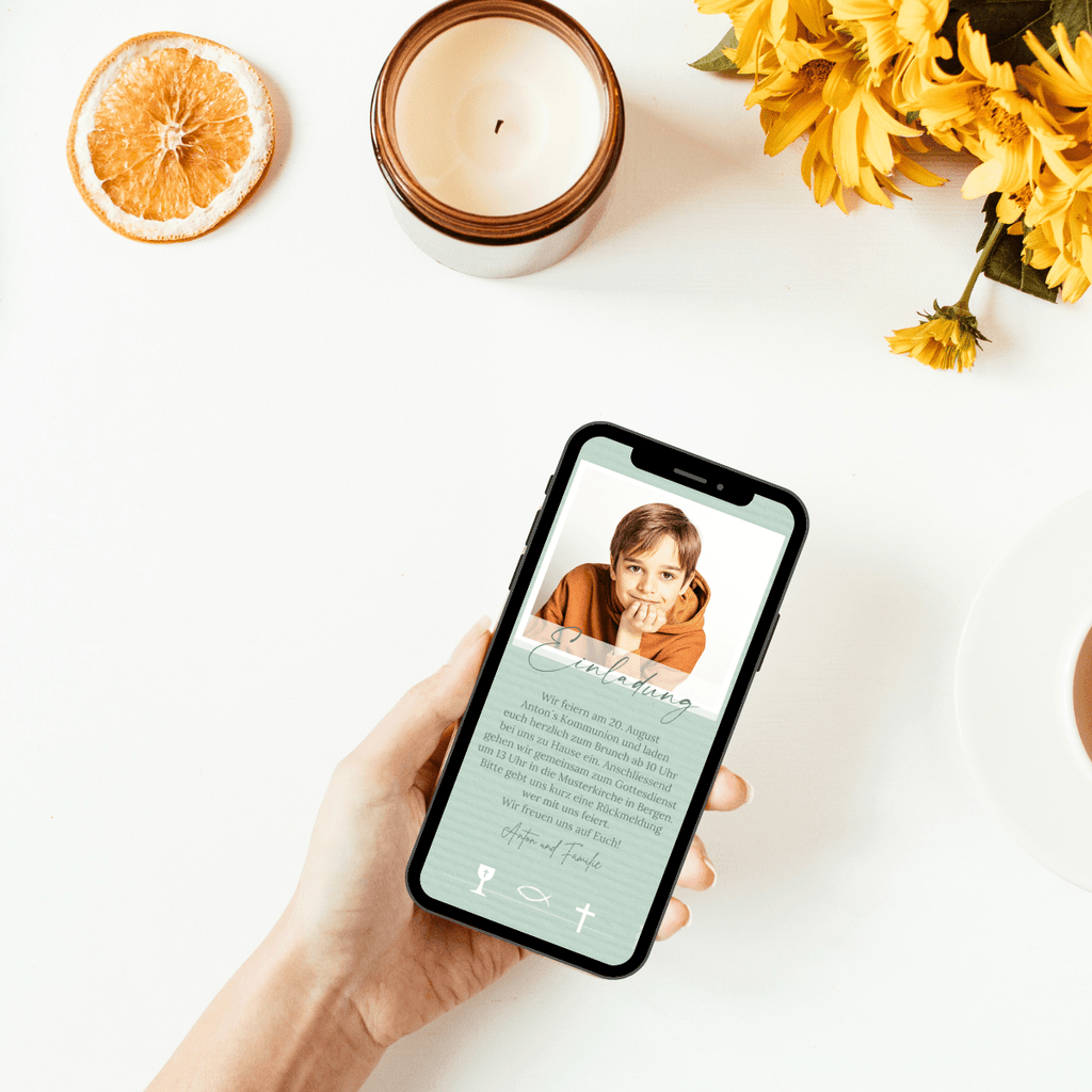Tolle Einladungskarte zur Kommunion mit einem dezenten modernen Hintergrund in grün. Ein Foto des Kommunionskindes kann individuell eingesetzt werden. Kirchliche Symbole wie Fisch, Kelch und Kreuz verzieren diese tolle Kommunionseinladung.