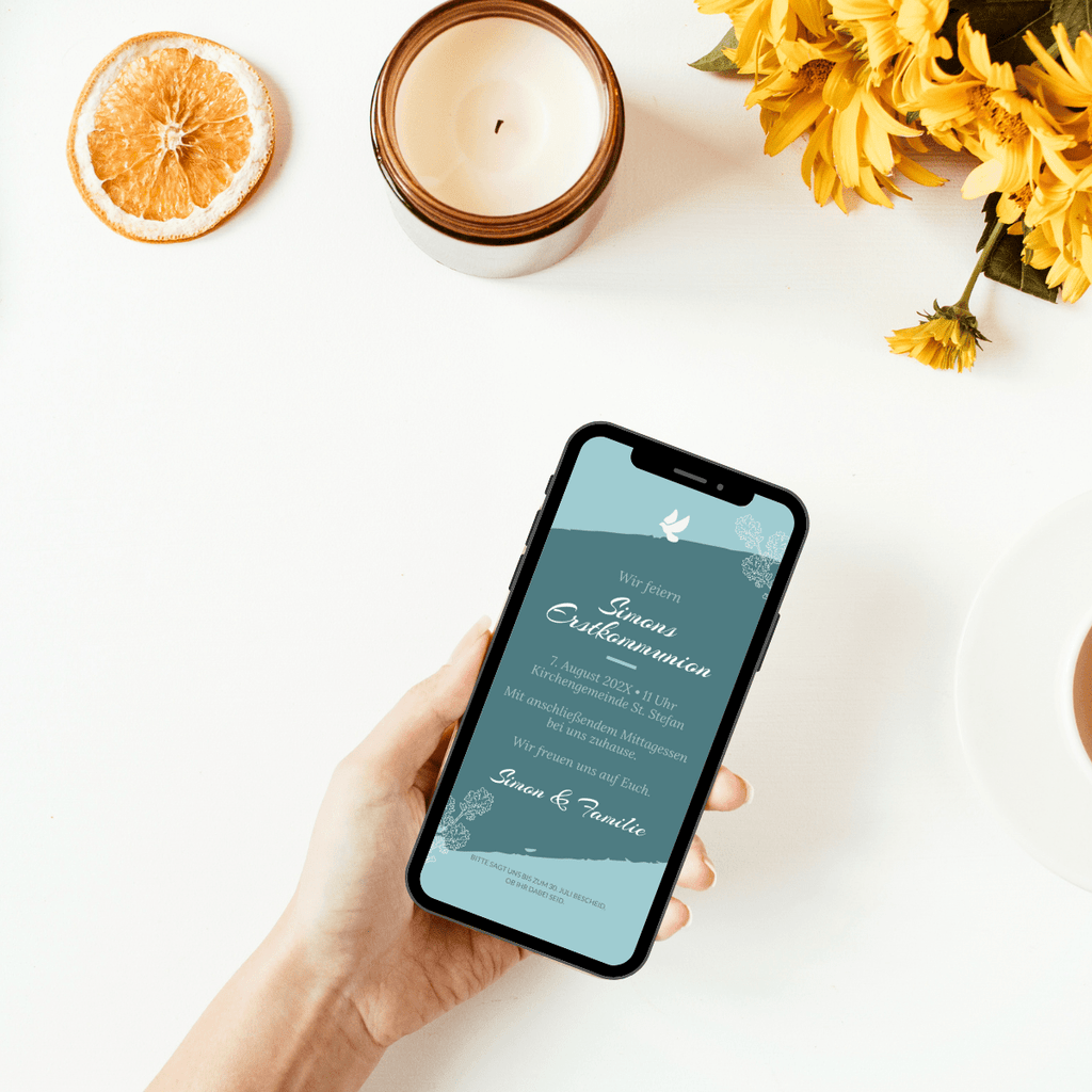 Lade liebevoll ein zu besonderen Anlässen wie Kommunion, Konfirmation, Firmung oder Taufe mit unserer zarten Einladungskarte. Das himmelblaue Design, akzentuiert mit weißer Schrift, wird durch handgezeichnete Blumen und eine zarte Taube verziert. Eine Einladung, so sanft wie der Anlass selbst. de