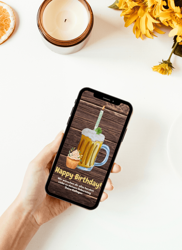 eCard - Happy Birthday - Grußkarte - Bierkrug mit Kerze und Kleeblatt - Muffin - Kollege - Holz de