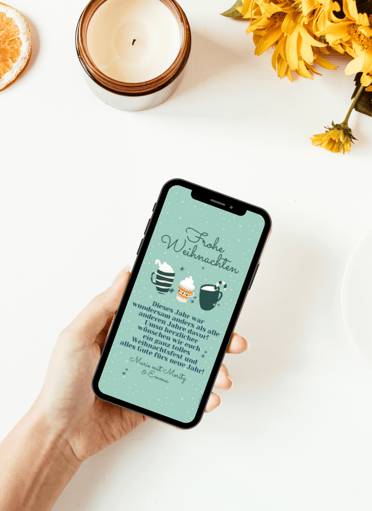 Weinachtsgrüße ganz einfach über WhatsApp verschicken. eCard mit drei Tassen und Sternen. Alles ist in blau gestaltet. de