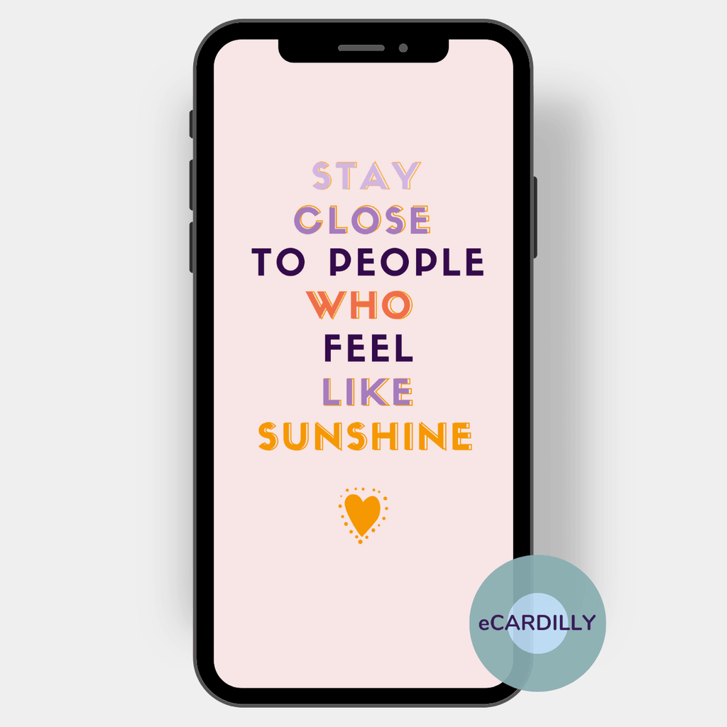 eCard in Rosé mit dem klaren Schriftzug "Stay close to people who feel like sunshine" und einem kleinen Herz, um das viele Punkte wie kleinen Sonnenstrahlen leuchten