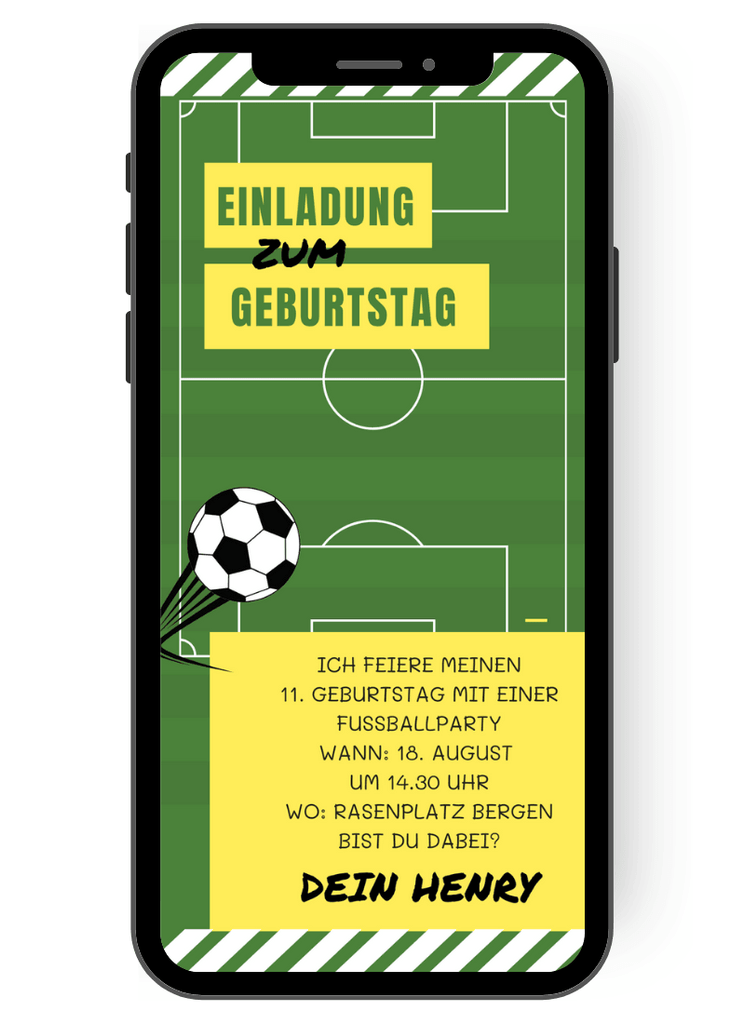 Einladung zum Motto - Geburtstag für Fußball-Fans: Ein grünes Fußballfeld mit Linien und einem schwarz-weißen Fußball zeigt allen Gästen schnell, worum es hier geht. Per eCard Gäste mobil, portofrei und mit wenig Aufwand einladen de