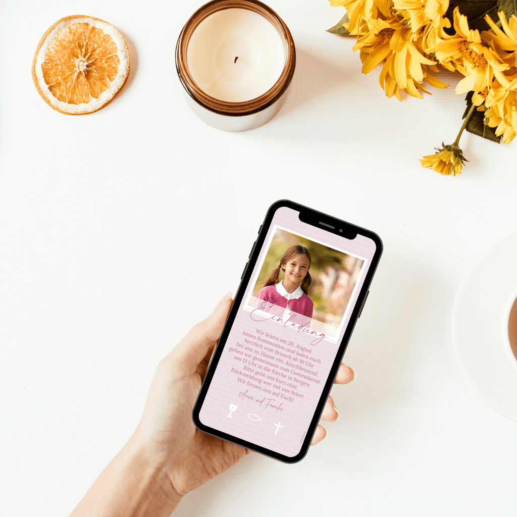 Tolle digitale Einladungskarte zur Kommunion mit Foto und Kirchensymbolen. Die Karte ist in rosa rot erstellt.