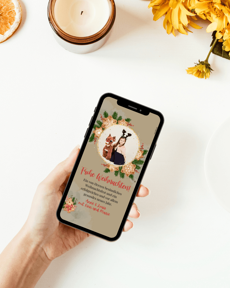 Digitale Weihnachtskarte auf der leckere Lebkuchen zu sehen sind in einem Kranz um ein persönliches Foto. Der braune Hintergrund passt perfekt zur Optik. Rote Schrift wünscht Frohe Weihnachten. de