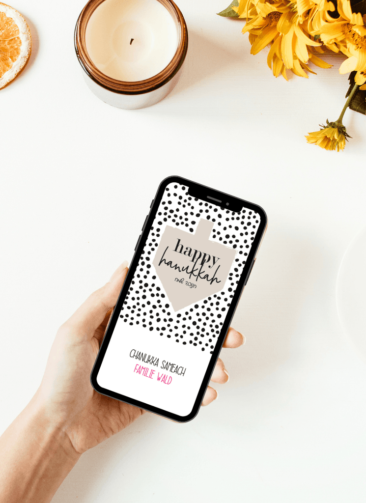 Wunderschöne digitale jüdische Grußkarte mit happy hanukkah und liebevollen Punkten und Schriftzügen. die Karte kann mit einem individuellem Text am unteren Rand personalisiert werden. de